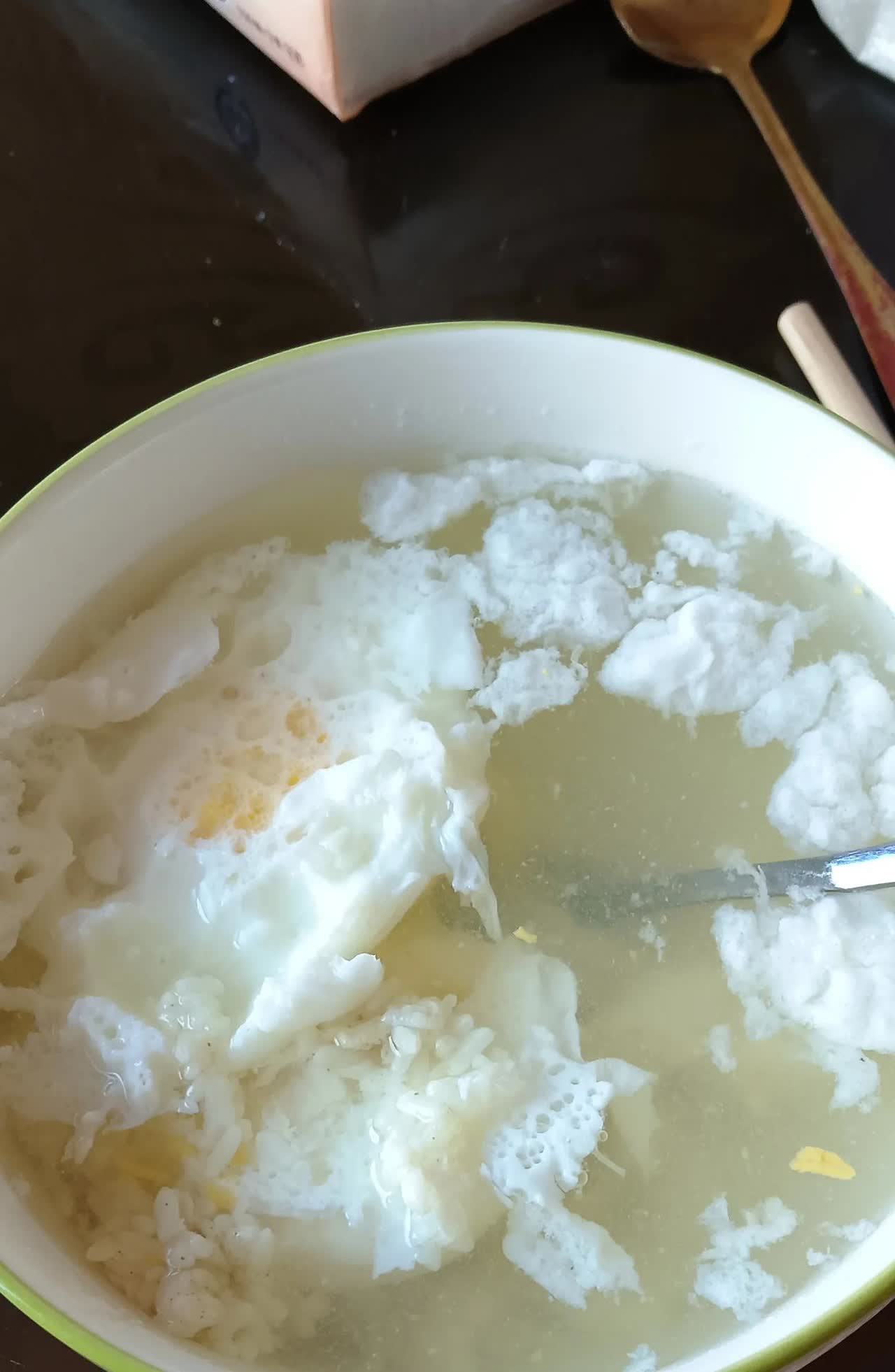 今天早上六点过客厅里有动静，我起初还以为是我儿子起这么早！后来进来我才发现是我婆