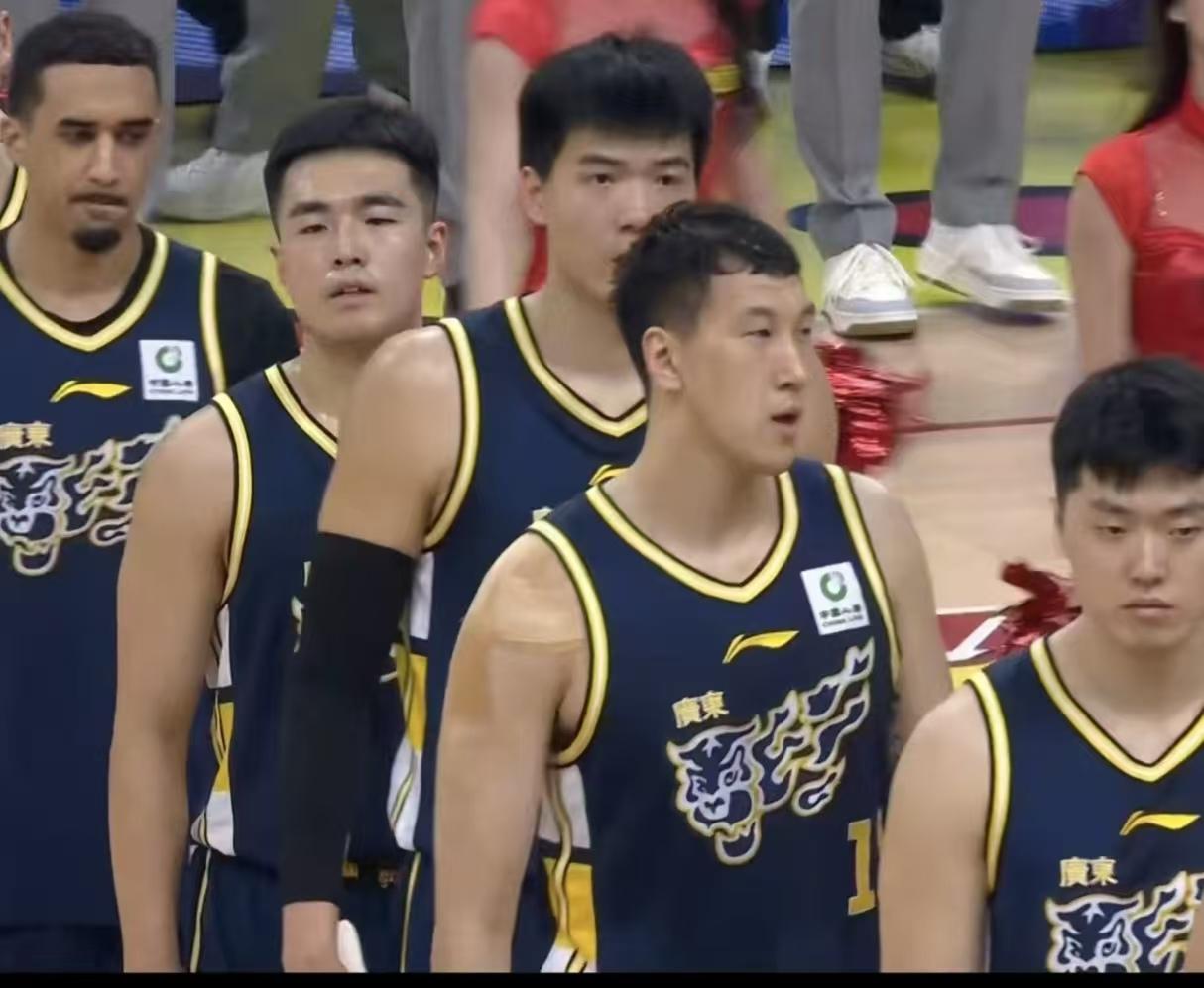 这个赛季广东队如果不能夺冠或者不能打进四强，那也怨不得徐杰和胡明轩，更怪不得别人