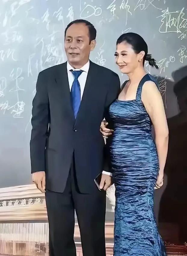 陈炜的生图，确实一般，我觉得她颜值不难看，但是这一身衣服影响了她的气质，看起来就