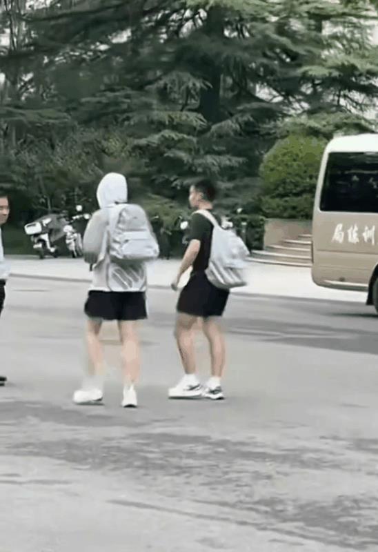 6.20大头和小牛背着双肩包一起去训练啦！[吐舌头眯眼睛笑]大头背着这个书包也太可爱