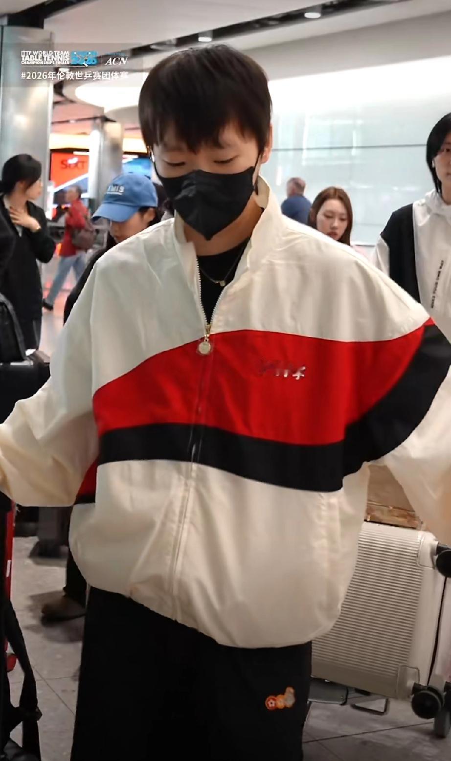 北京时间今日凌晨与国乒团队一起安全落地伦敦的王曼昱。经历十多个小时的飞行，王曼