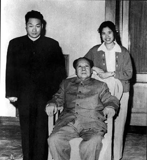 毛岸青多次申请见毛主席，都被他“无情”地拒绝了。秘书询问原因，毛主席：我不敢见他