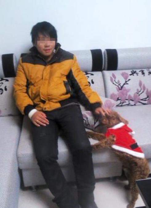 2014年，四川一名18岁少年网购24支玩具枪获重刑，法庭之上，情绪彻底崩溃的他
