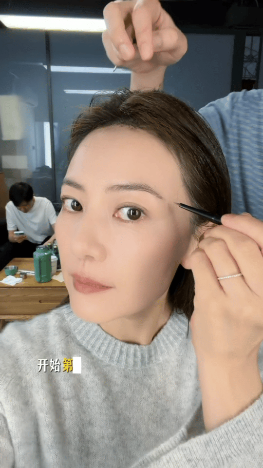 高圆圆化三次妆但只用卸一次新vlog太有看点了!拍芭莎玩“叠叠乐”化妆,从清透