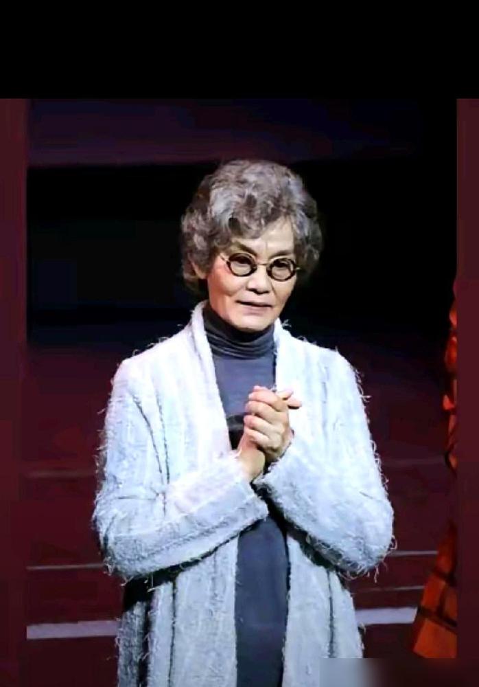 潘虹在上海那两百平的大房子里，守着42座影后奖杯独自老去，这画面多少透着点晚景凄