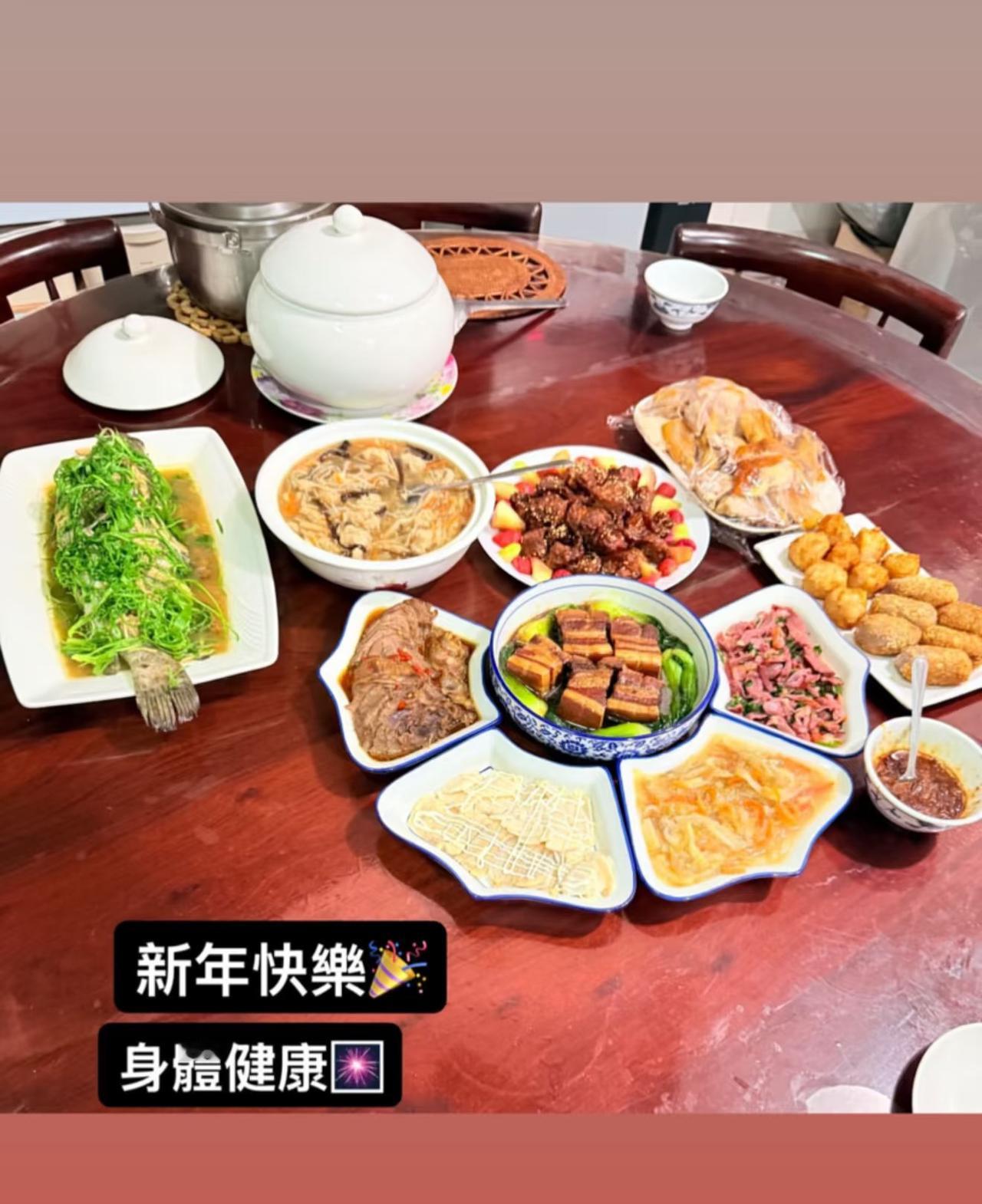林昀儒展示年夜饭，祝大家新年快乐，身体健康！林昀儒家的年夜饭看起来不错👍，