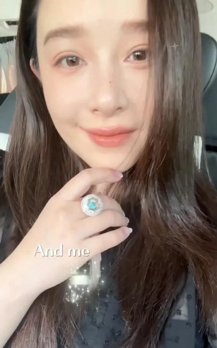 #阚清子贵妇感#如今状态越来越好的她，举手投足都是贵气天成。这一刻才算真切感受