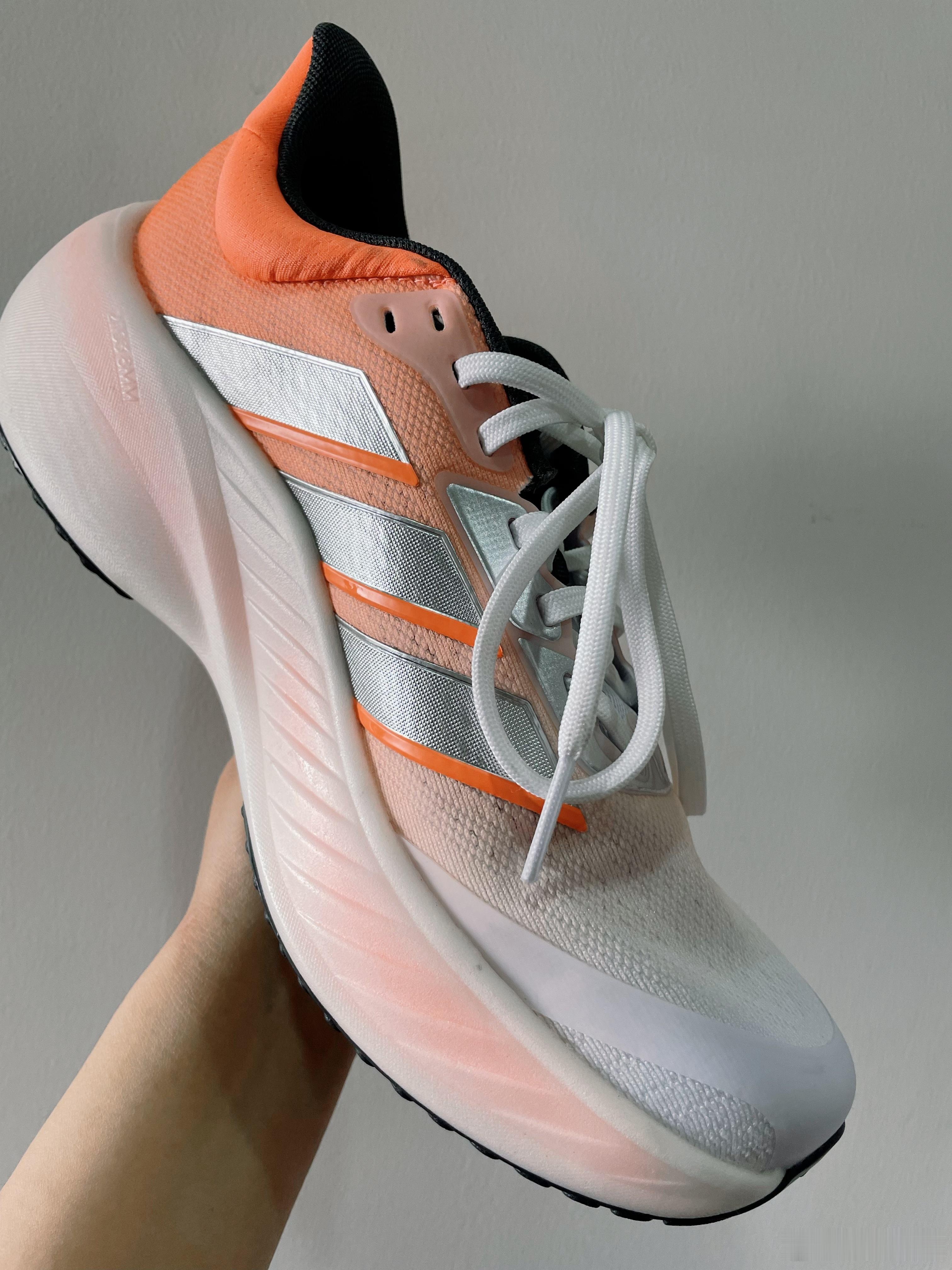 【阿迪达斯跑鞋也来一体双密】跑步小白装备升级翔聊好物对于日常跑者而言，一双跑