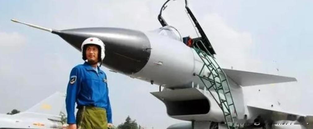 2004年7月1日，飞行员梁万俊执行试飞任务时，刚驾驶“枭龙-4”爬升至1200