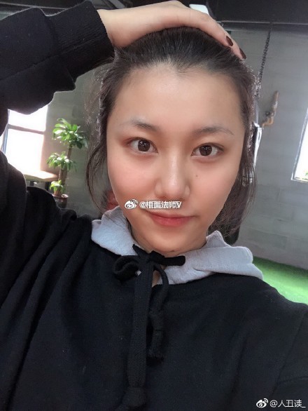 姑娘整体面相偏于女强人的特征，并且眼睛上扬，额头美人尖，个性方面较为急躁，而眉毛偏淡而短，个性都较为