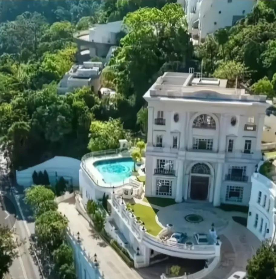 网上传言李嘉诚要卖掉他家在香港深水湾的山顶豪宅，这是打算走人了吗？李嘉诚可是非常