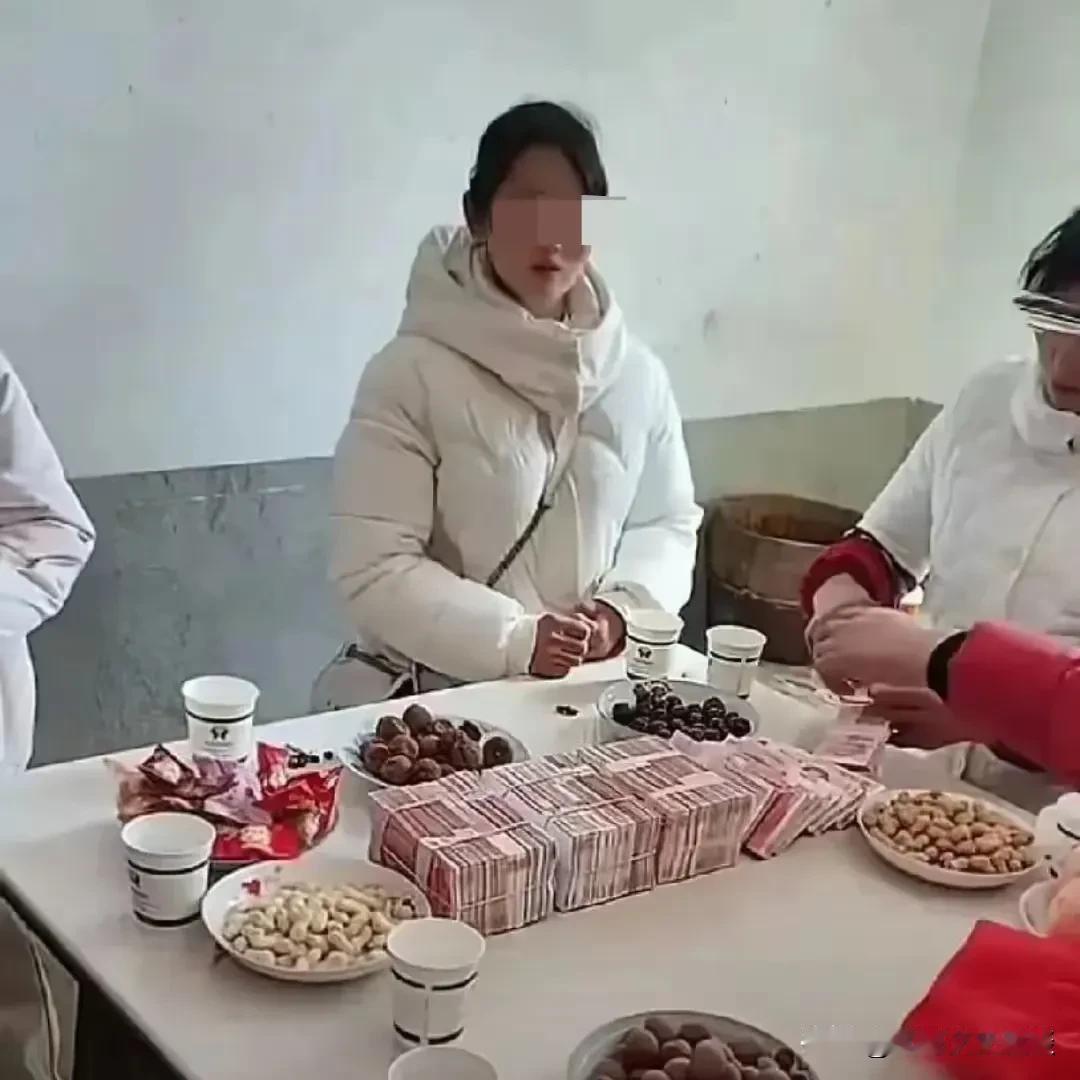 女子定亲当天，她妈妈的做法让男方父母很尴尬。女孩儿认识了一个男朋友，俩人感觉都合