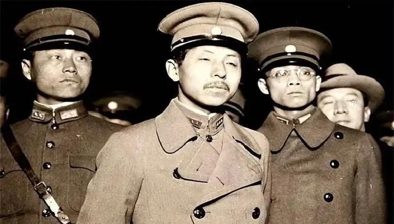 杨宇霆和我张学良关系闹得那么僵，张学良就不担心杨宇霆发动兵变直接杀了他么？张学良把玩着手里的勃朗宁手