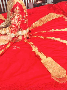 果然还是中式婚纱最好看，连外国小姐姐穿上都变得很好看。