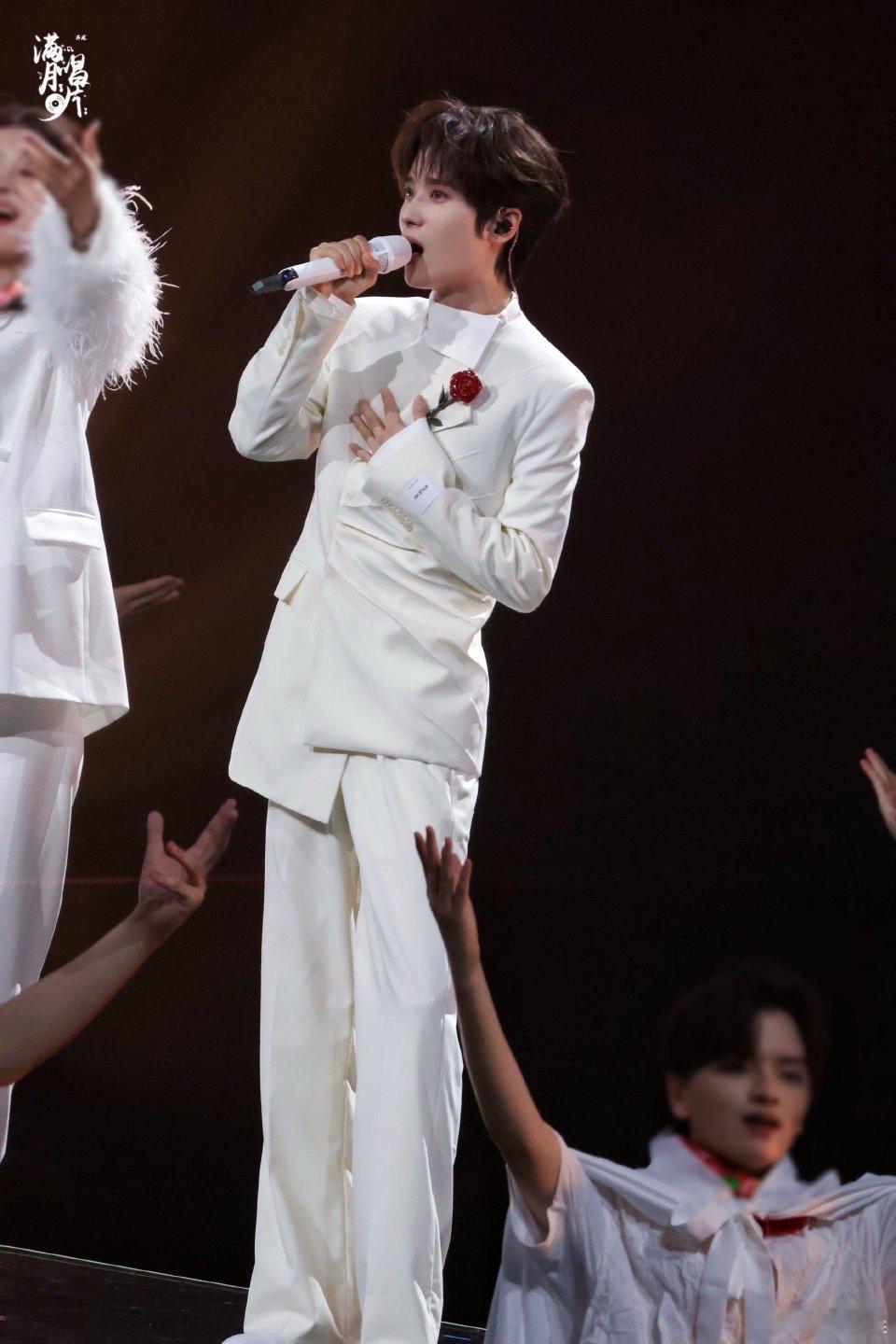 井胧终于唱大东北是我的家乡了终于等到井胧唱这首歌了，他的声音里自带敞亮的热乎劲