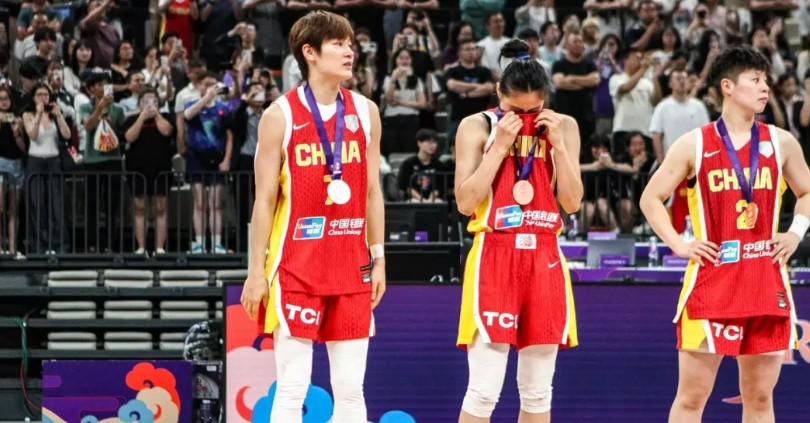 王思雨真应该好好考虑一下将来了！随着全运会女篮决赛，四川队败给广东女篮，无缘冠