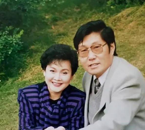 当年，李谷一嫁给金铁霖，婚后一直怀不上孩子，金铁霖主动提出离婚:“离婚吧，是我没