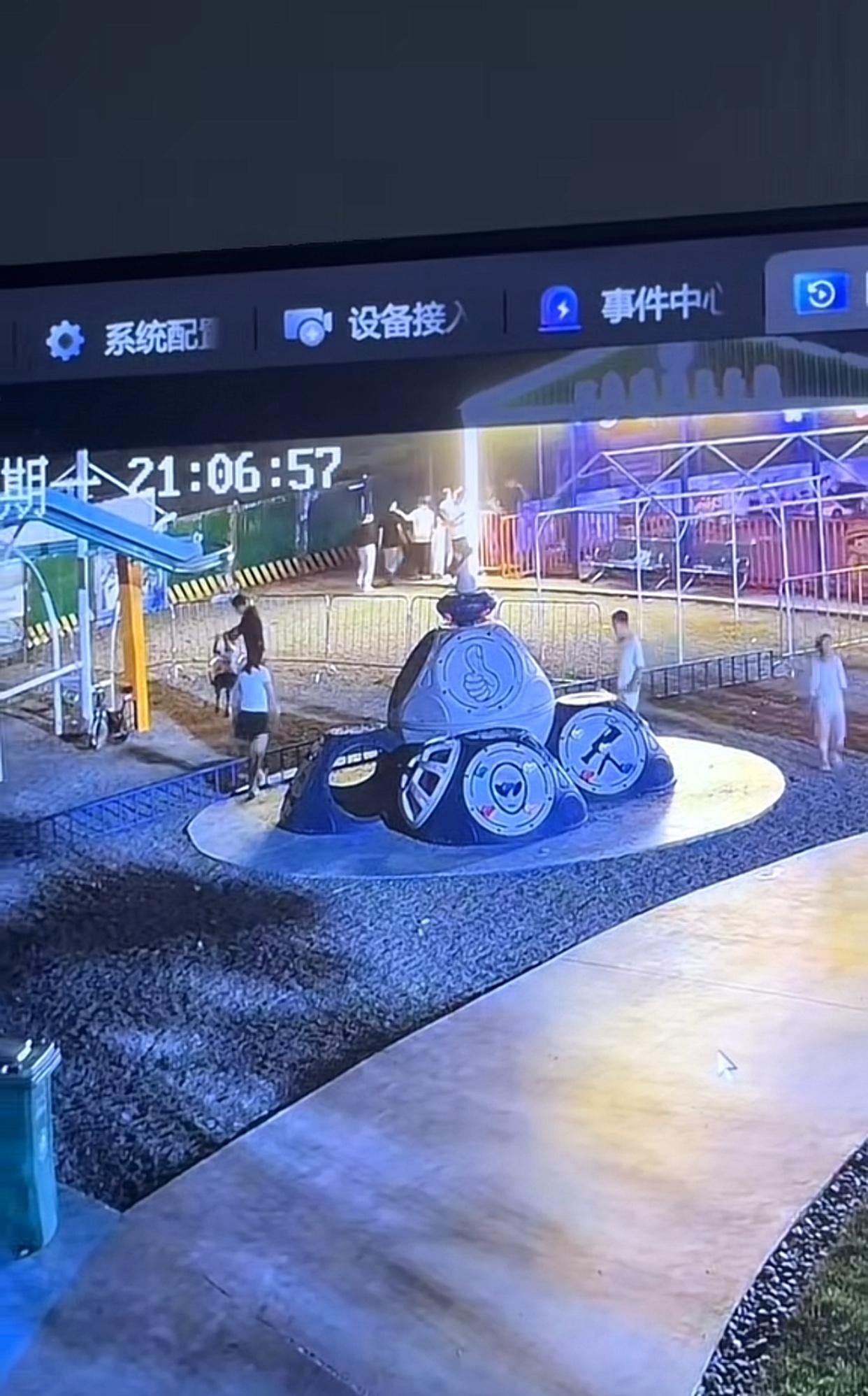 近日陕西榆林，一家三口带着刚买三天的鬓狮蜥在塞上风情园里游玩，因为儿子要玩秋千，