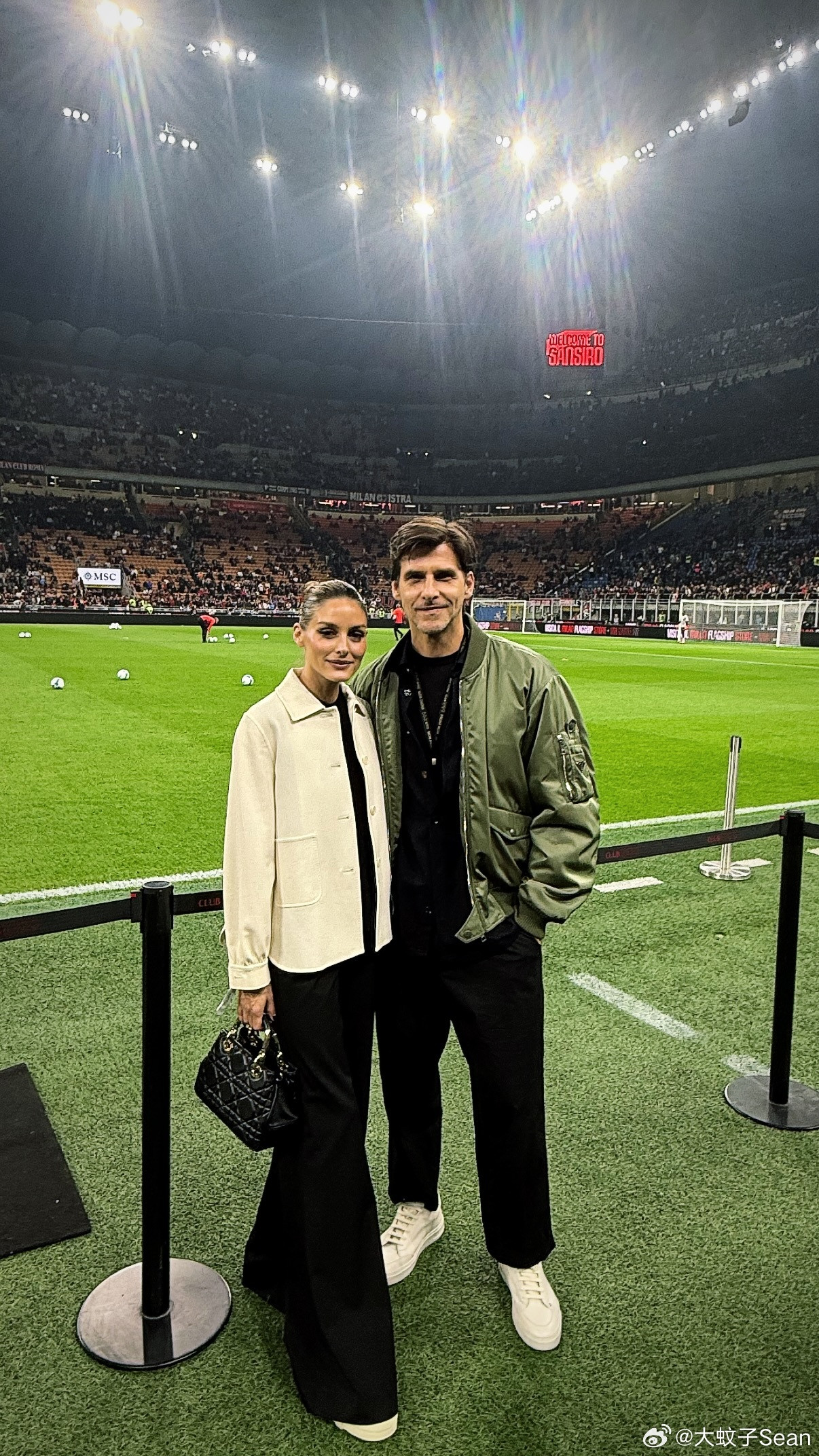 最近在米兰参加时装周的OliviaPalermo奥利维亚巴勒莫和老公Johan