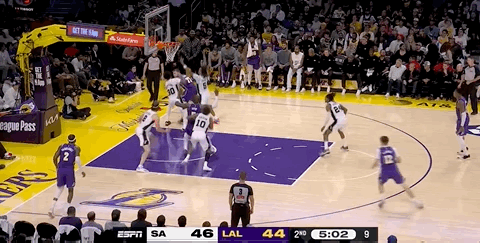 东子真魔法师，脑后长眼传球穿越双人，八村手起刀落，预定今天十佳球。