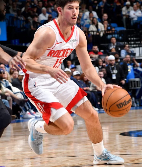 谢泼德的问题还是甩不开防守人，极度依赖挡拆他的防守倒是有进步，本来亚当斯不受