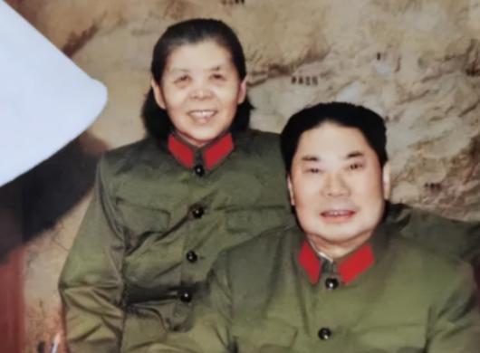 1990年，79岁的杨得志新婚，迎娶了石莉，结婚当晚，杨老将军握着石莉的手，