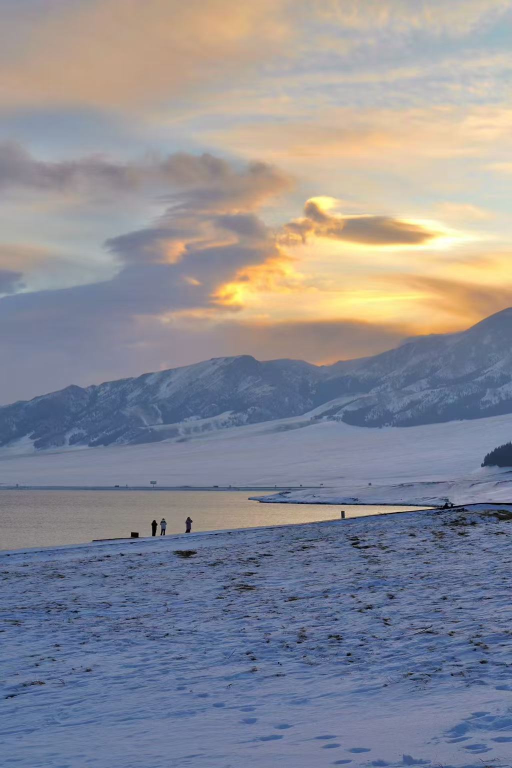 新疆旅游，赛里木湖冬日美景打卡攻略！