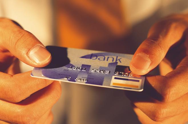 浙江无业小伙小刘为赚500元/张的报酬，出售两张银行卡给他人用于非法活动