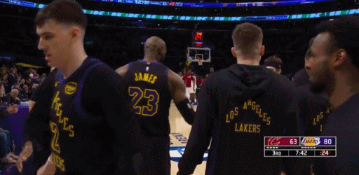 大胆！竟敢摸老子头！湖人与骑士比赛第三节，詹姆斯完成经典的空接暴扣把骑士打停，