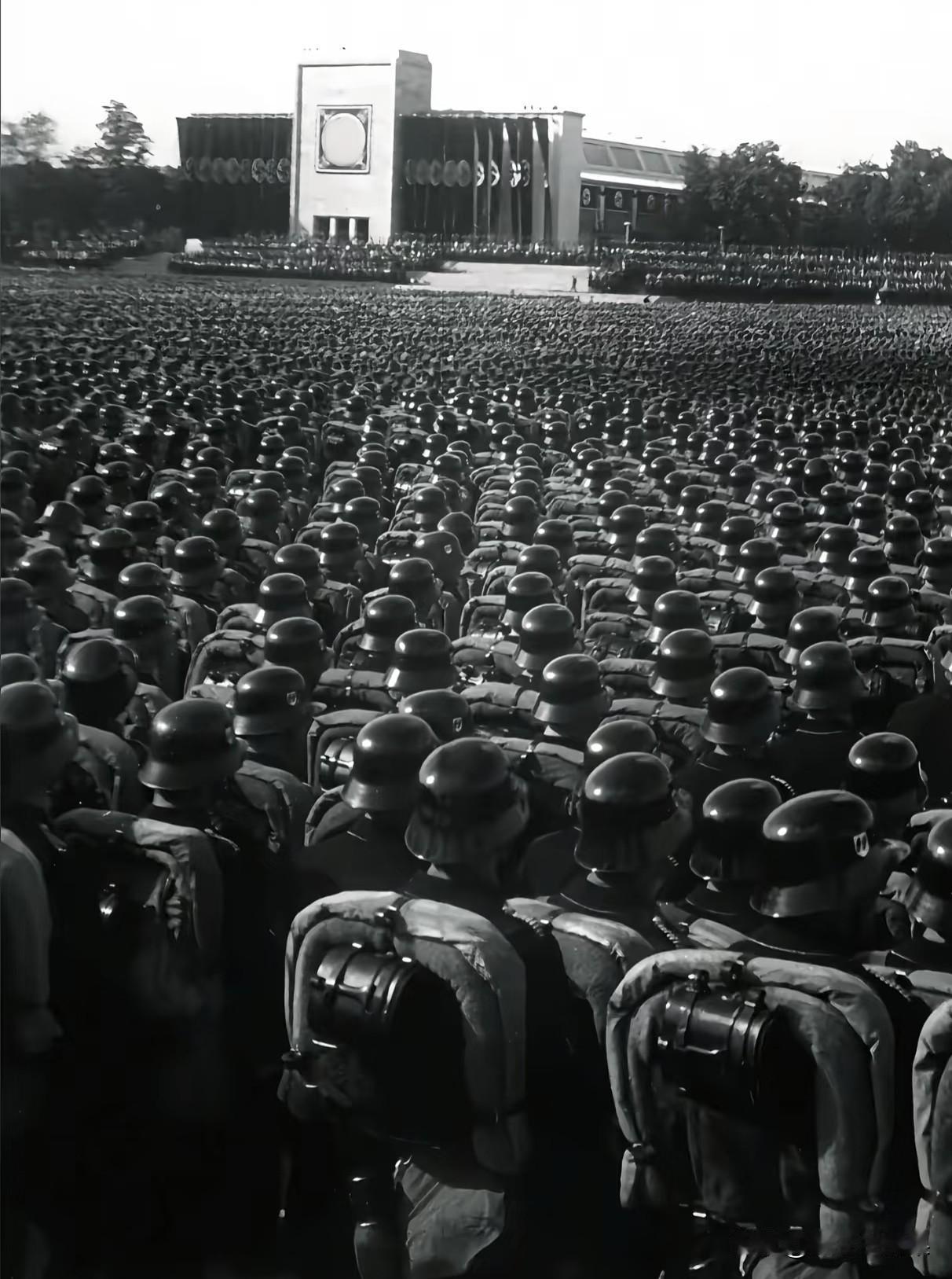 这么多人都能站的那么整齐，怪不得战力强大，这应该是誓师大会。出征前的准备，这个