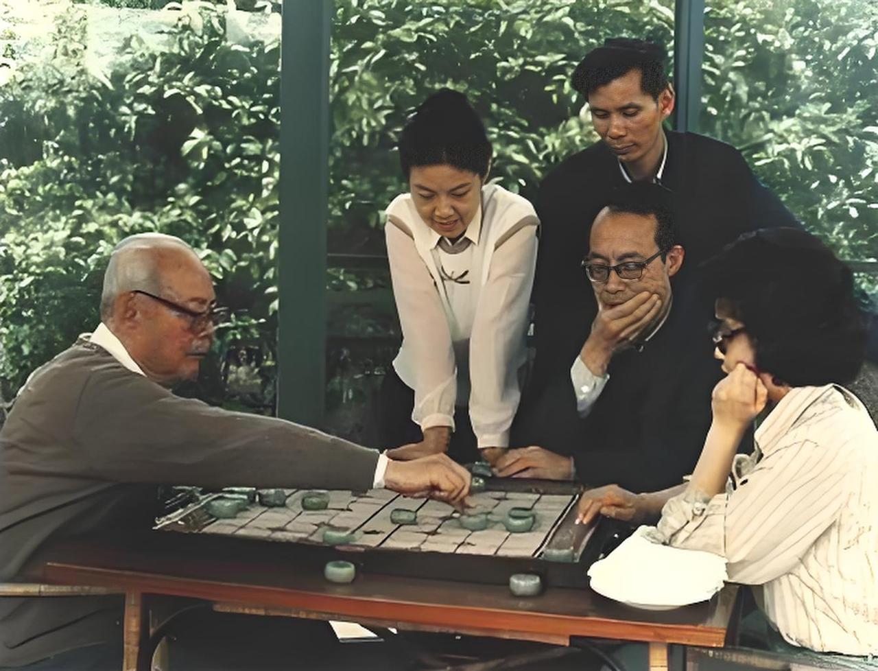 1981年5月，叶剑英元帅在上海住地和女儿下棋的一幕。当时的叶帅已经是84岁高龄