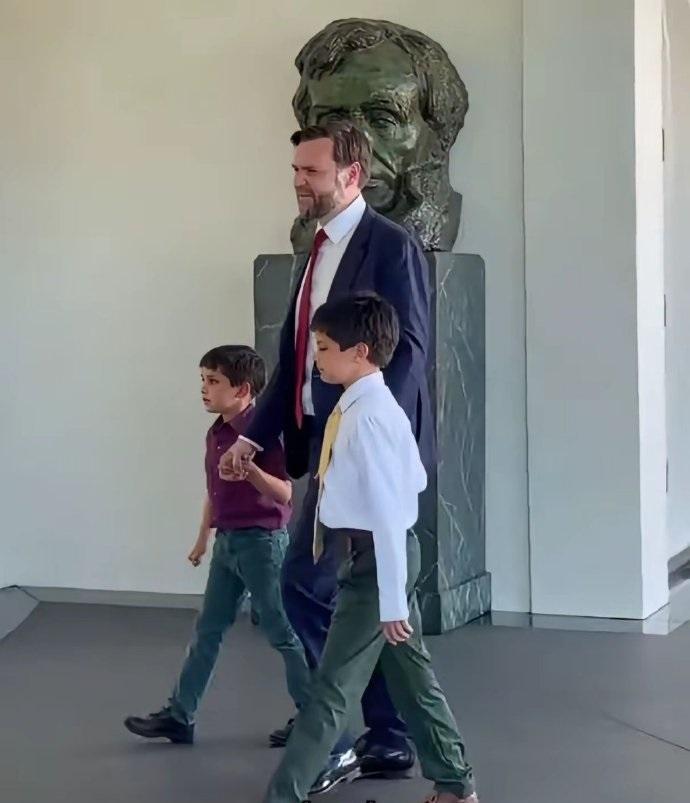 特朗普出发中国行，前脚刚走，后脚万斯就带着两个儿子开开心心的来白宫值班了。从