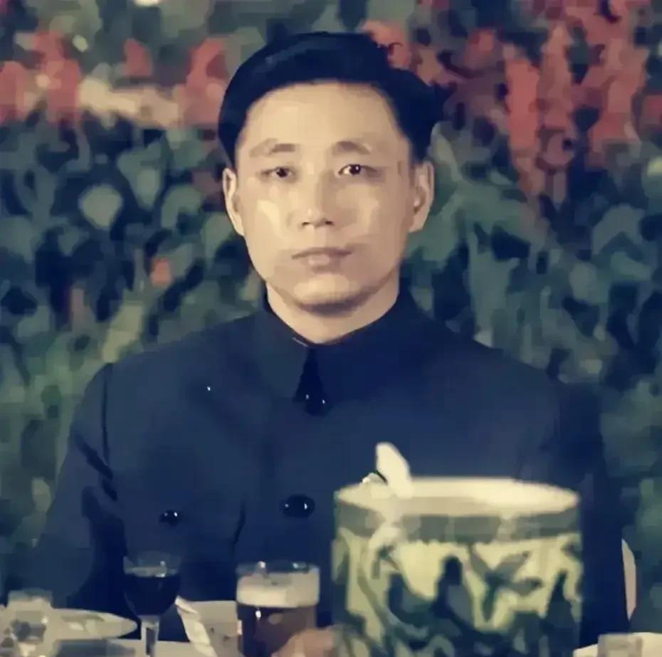 上世纪八十年代以前流行的中山装，现在看来依旧十分端庄大方，不然怎么能称之为″国服