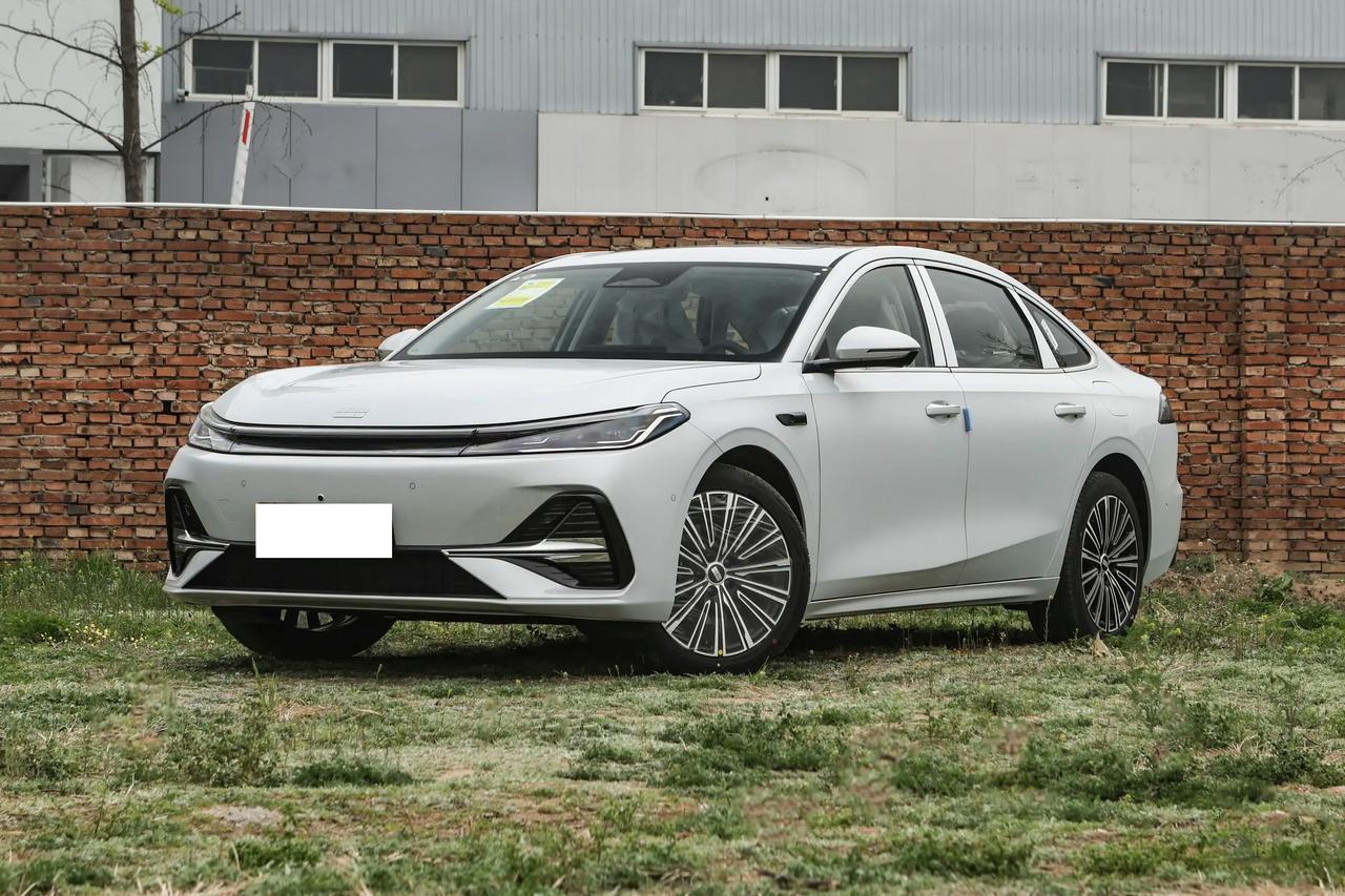 吉利银河A7这次升级，我关注的反而不是动力，而是电动尾门和可变悬架这种细节。我觉