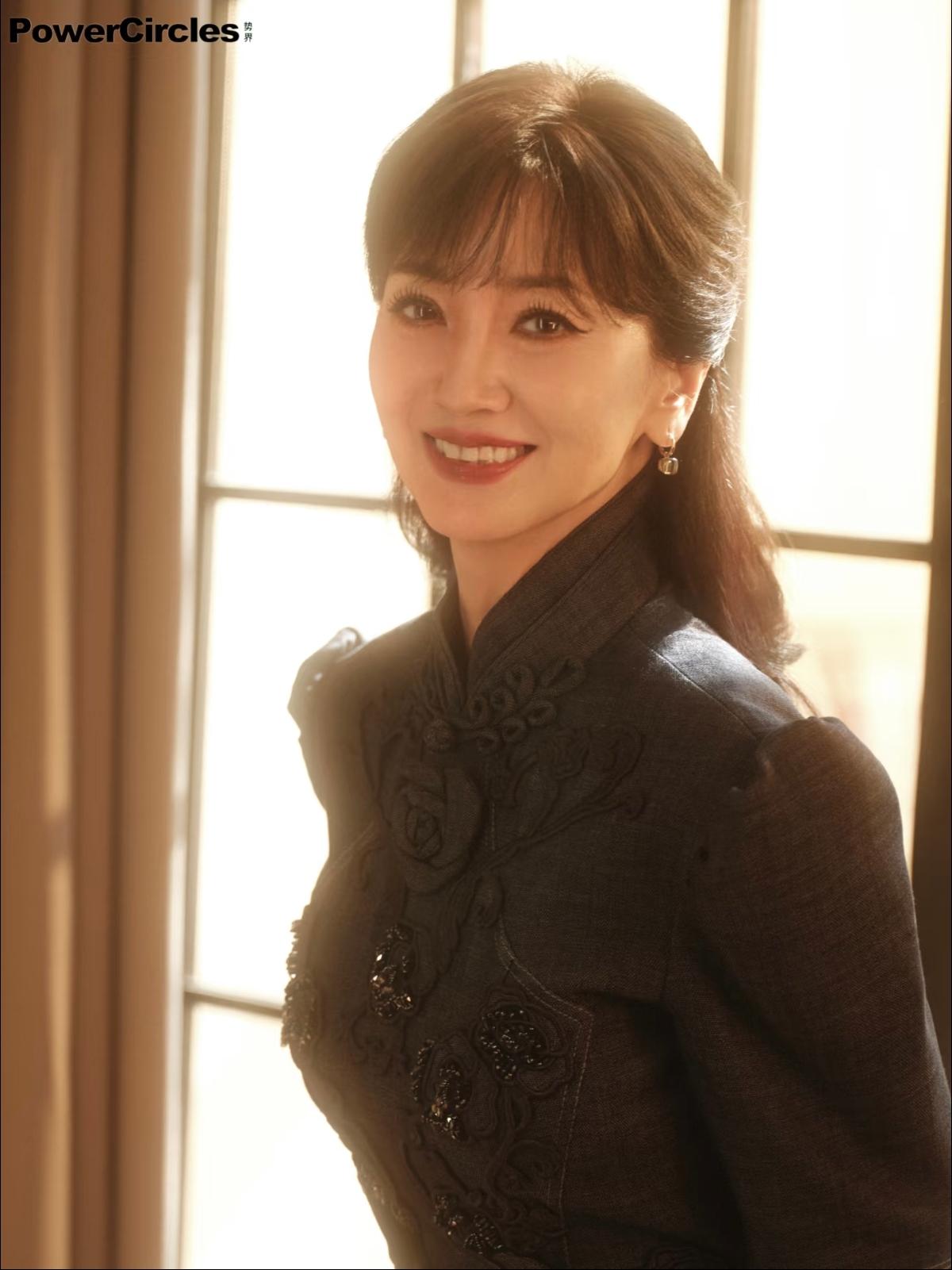 73岁赵雅芝新年大片出炉，竟然前凸后翘，找回了《上海滩》里冯程程的影子！2月