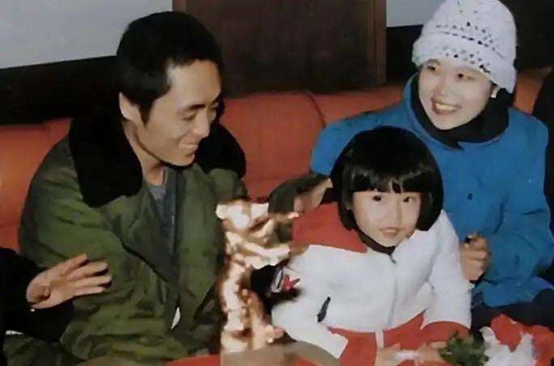 张艺谋身家40亿，一回陕西老家，就去找那个修自行车的残疾弟弟，跟他说：“老弟，哥
