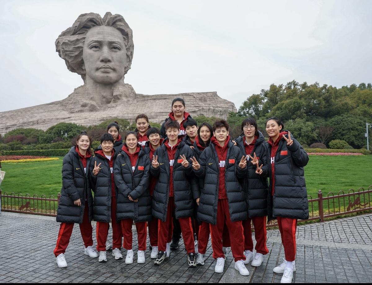2米16王治郅和2米26张子宇同框！近日，中国女篮在湖南长沙打比赛，在间歇期