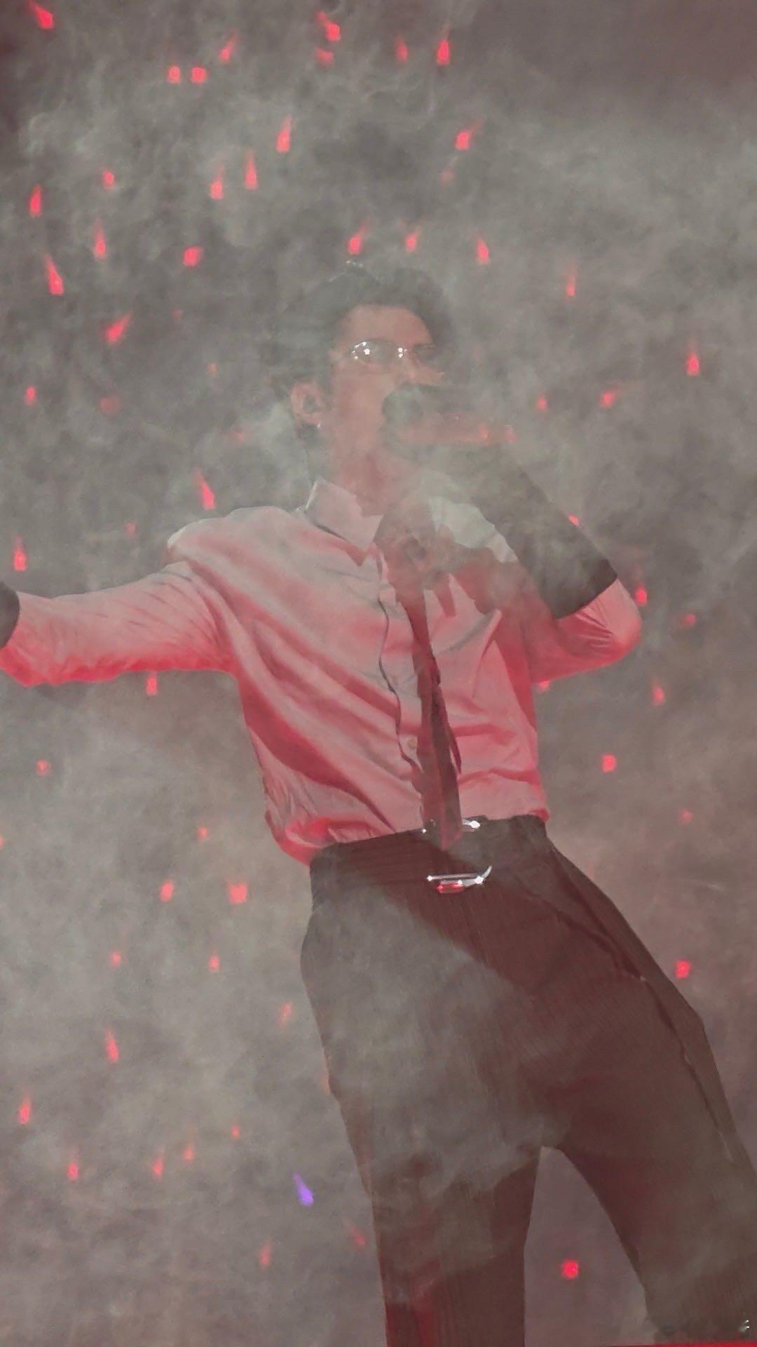 王鹤棣新歌舞台首秀又帅又炸今晚的重庆属于王鹤棣！《优雅》首秀现场嗨翻全场，那些