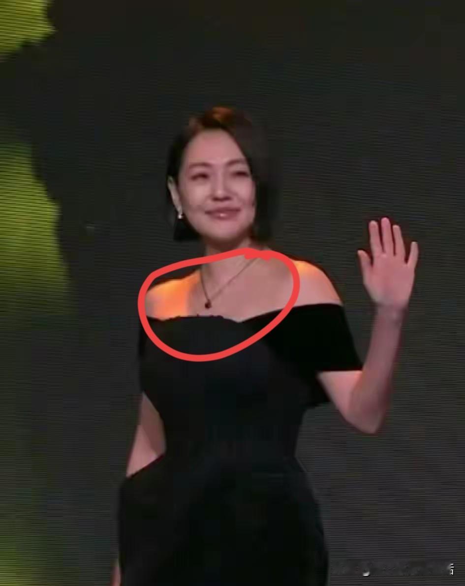 把大S骨灰戴在脖子上？！小S参加活动，戴着大S骨灰做的项链，发言的时候痛哭流涕