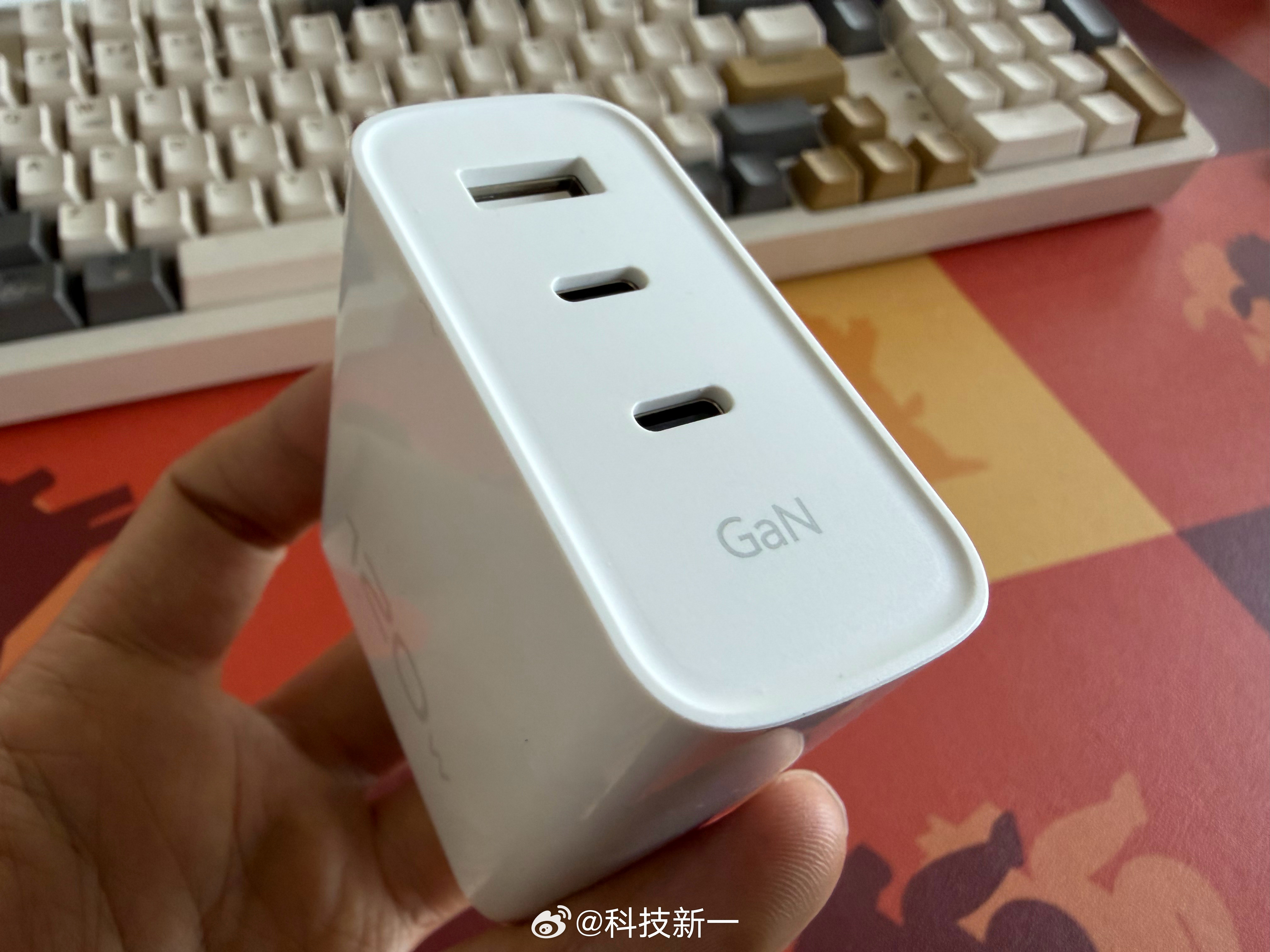 这个120W的iQOO三口充电头我这段时间用得特别好用，忍不住想送大家几个。但是