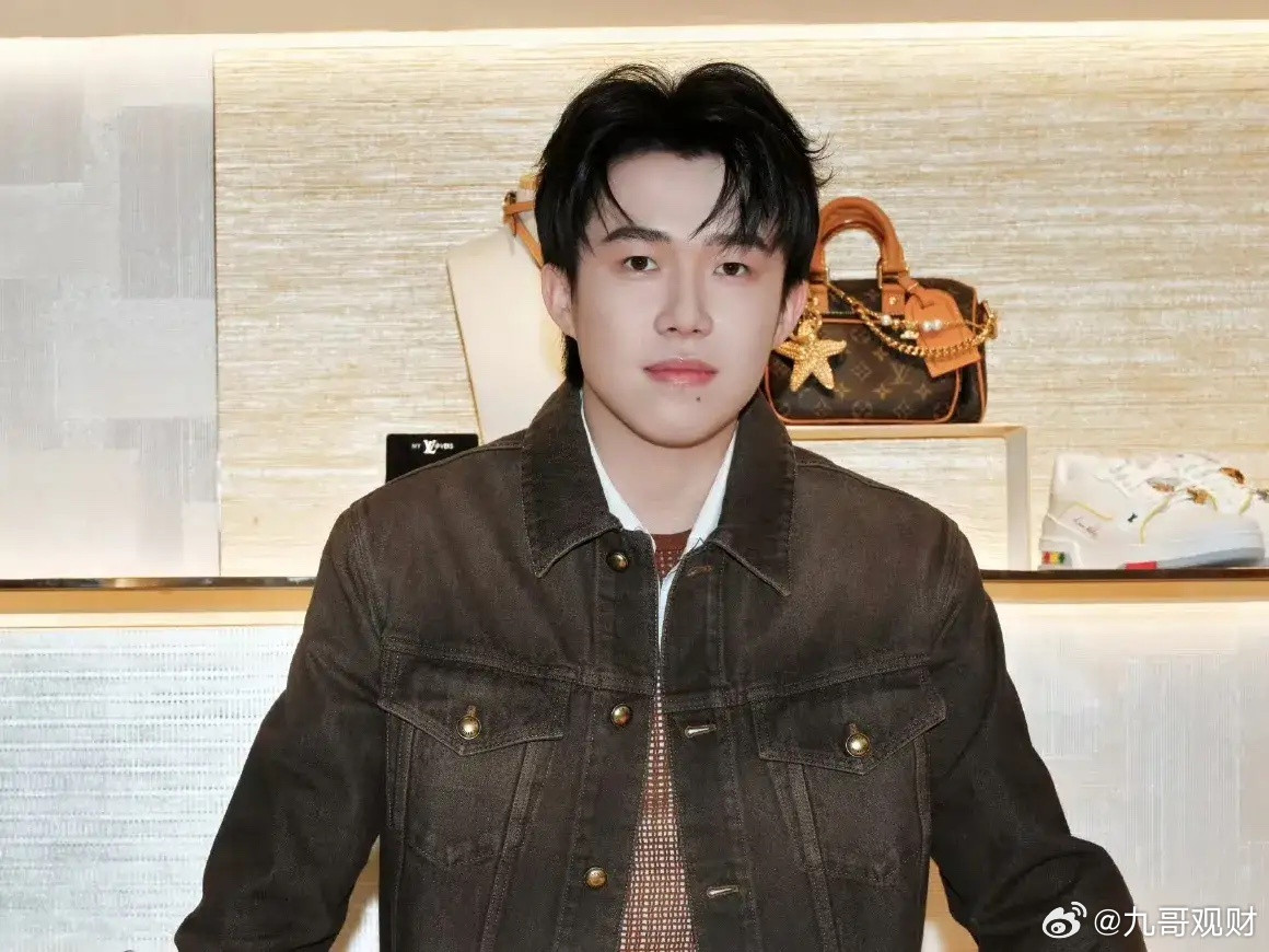 王楚钦三大赛男单完整战绩汇总如下:1.奥运会2024巴黎奥运会:止步32强2.世