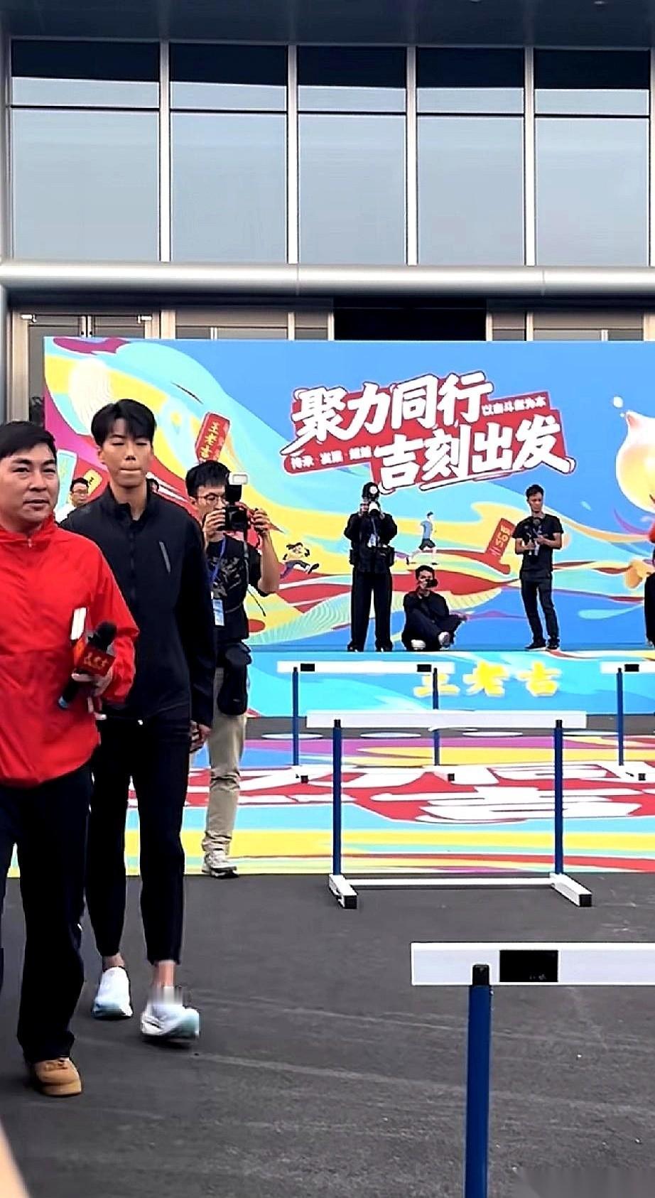 第一眼晃过去，还以为哪个男模空降广州了。一身黑，又高又飒，那大长腿，那利落的短