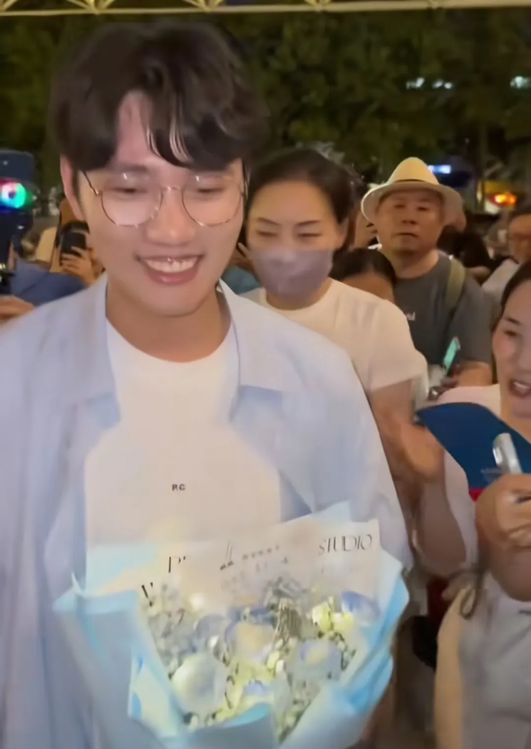 越来越看不懂了，都以为只喜欢董宇辉，去西安的盼盼、鹏鹏为什么都会遭遇围堵？就连一