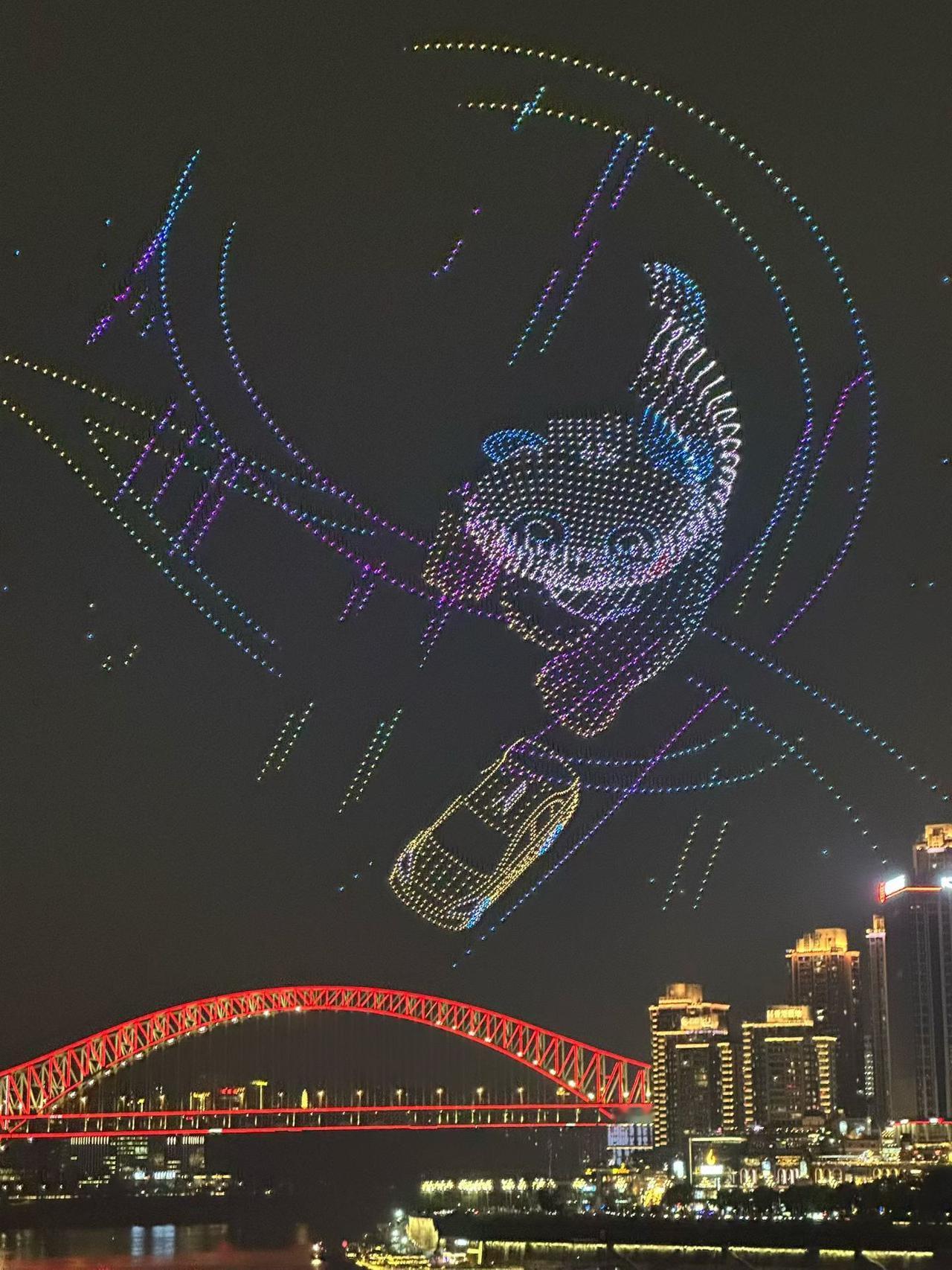 重庆的无人机灯光秀，还是挺不错的，而且超级火，不管是南滨路还是朝天门广场，等待看