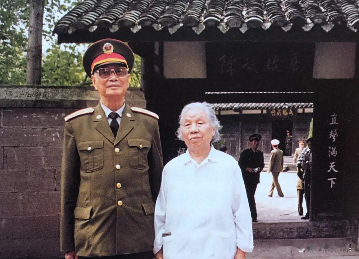 1993年10月，张震夫妇在四川资阳市乐志县瞻仰陈毅元帅故居。陈毅故居位于四川省