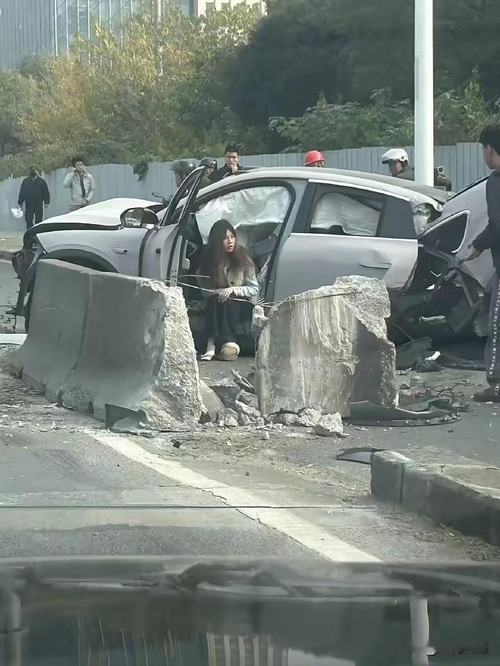这台车的安全性能真好，车体虽然断成了两截，司机安全无恙，没有受到太大的伤害，足以