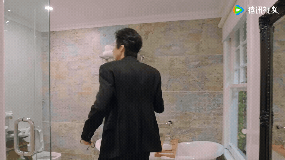 刘宇宁易受惊吓体质地球超新鲜2开播地球超新鲜从成熟稳重的西装男到无助的小白兔，刘