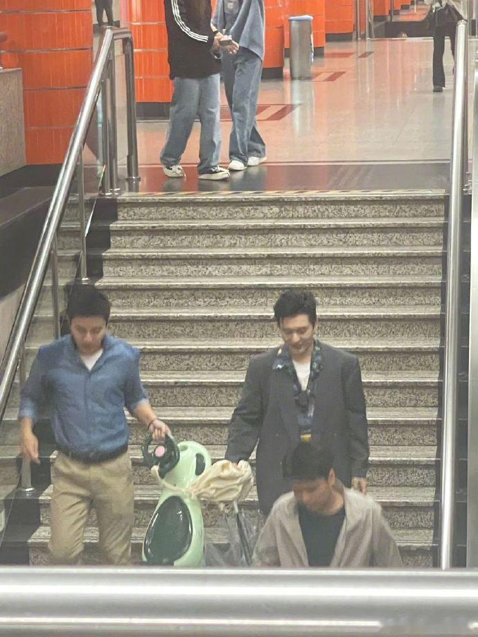 地铁偶遇黄晓明、贾乃亮，真幸运！那种惊喜难以言表，换作谁都得开心许久。​​​