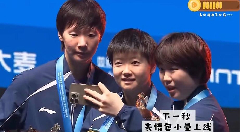 wc!哈哈，这照片是拍的多漂亮，蒯曼都激动的口吐芬芳了。看看女单颁奖现场，合