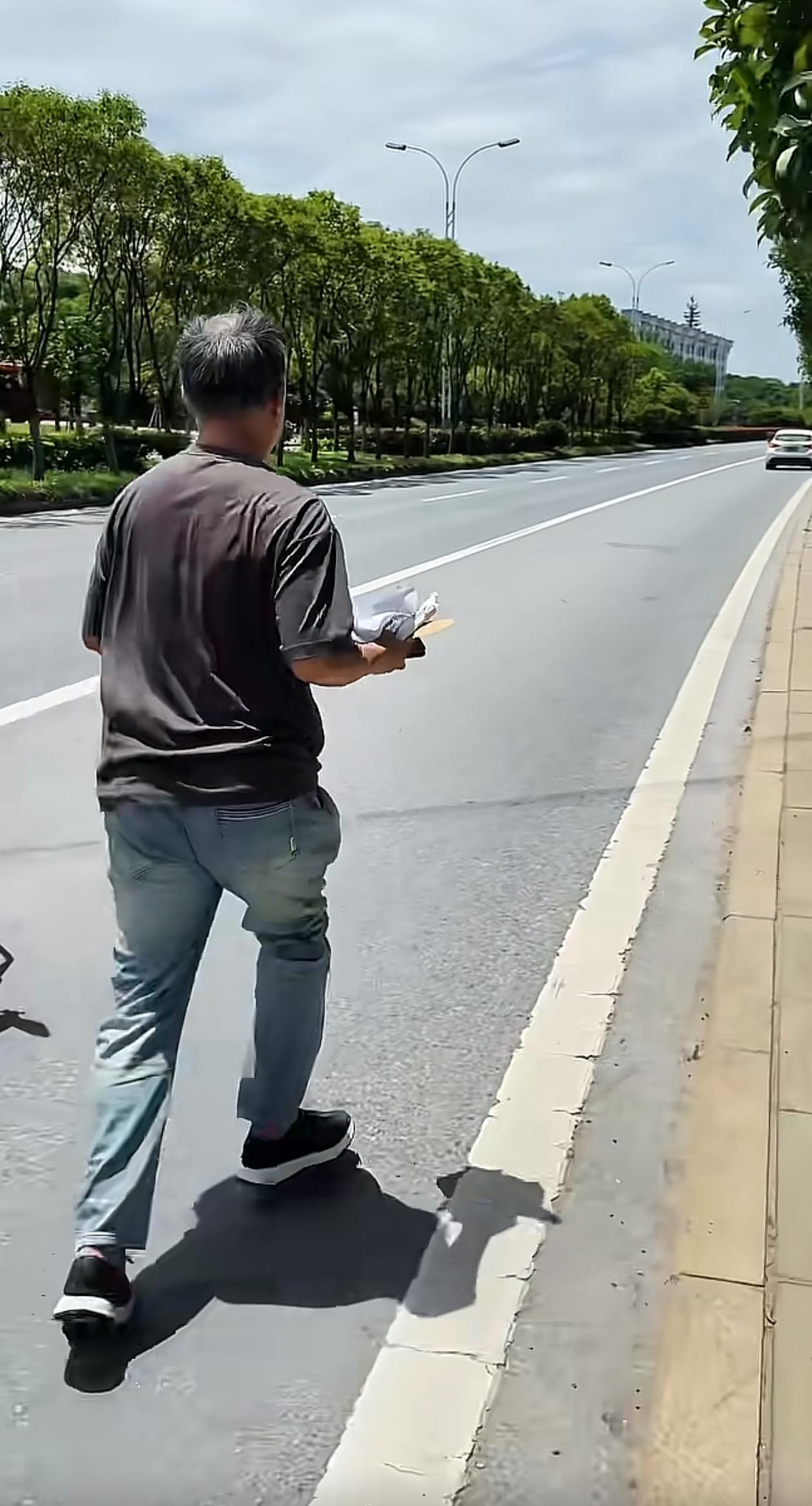 沈巍在前往广东的途中，又进行了一次捡垃圾的举动。听闻他走到江西时，瞧见路上有垃圾